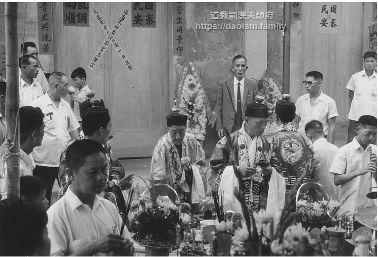 六十三代天師主持開光點眼儀式
(民國五十七年七月廿五日於台中市慈聖宮)