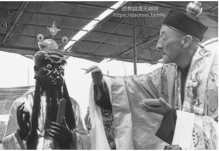 六十三代天師為主神張天師金身點眼開光
(民國五十七年七月廿五日於台中市慈聖宮)