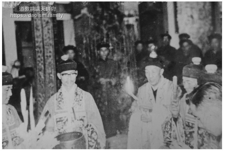 六十三代天師主持開斗燈儀式
(民國五十七年八月三日於屏東代天宮)